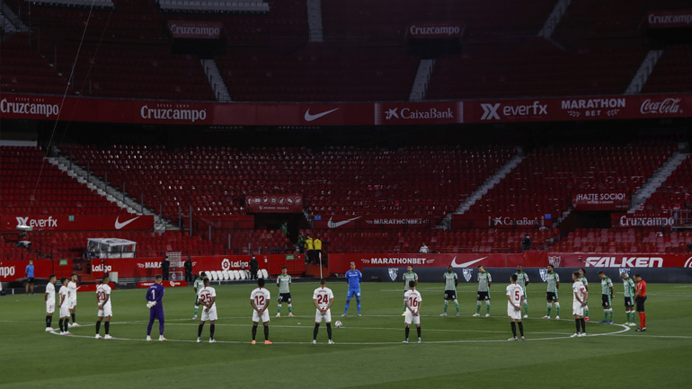 Ενός λεπτού σιγή πριν τον αγώνα Σεβίλλη-Μπέτις για τα θύματα του Covid-19 στην Ισπανία Ενός λεπτού σιγή πριν τον αγώνα Σεβίλλη-Μπέτις για τα θύματα του Covid-19 στην Ισπανία