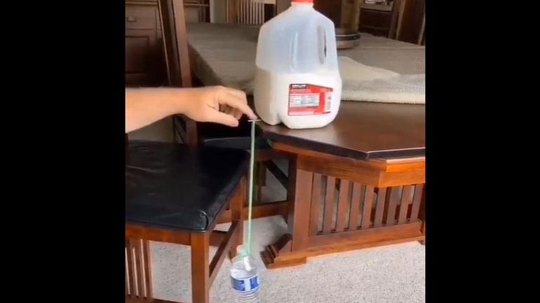 To τρικ με ένα μπουκάλι νερό και τρεις οδοντογλυφίδες