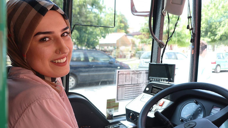 Η Νεσλιχάν οδηγεί αστικό λεωφορείο και ανοίγει δρόμο στις γυναίκες της Ροδόπης
