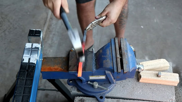 Σκουριασμένο καρφί μετατρέπεται σε μικρό ξίφος