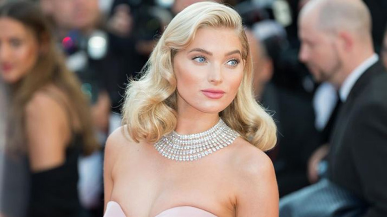 H Elsa Hosk ποζάρει με εμπριμέ μπικίνι και ανεβάζει τη θερμοκρασία στα ύψη