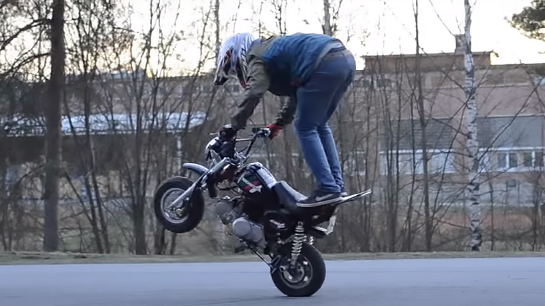 Ο Μπόμπος και σε stunt riding περιπέτειες