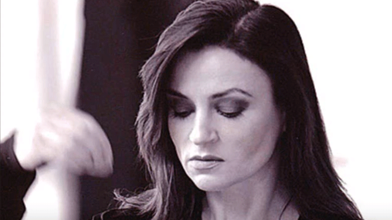 Η Καρυοφυλλιά Καραμπέτη και ο Ακύλλας Καραζήσης ερμηνεύουν τη «Δεσποινίδα Τζούλια» live από τον Φάρο του ΚΠΙΣΝ