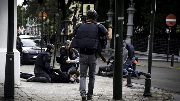 Οργή στο Βέλγιο: Αστυνομικοί κρατούν στο έδαφος έφηβο πατώντας τον με τα γόνατα