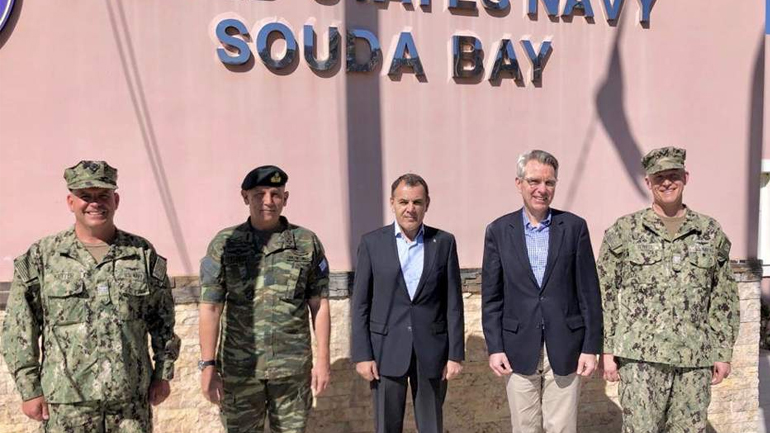 Στις στρατιωτικές εγκαταστάσεις στη βάση της Σούδας Παναγιωτόπουλος και Τζέφρι Πάιατ