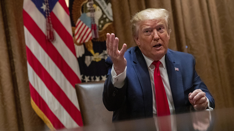 Τραμπ: Να απαγορευτεί το κεφαλοκλείδωμα από την αστυνομία