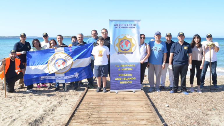 Εθελοντικός καθαρισμός της πλαζ της Βούλας από τη Διεθνή Ένωση Αστυνομικών