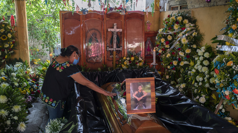 Μεξικό: Πλήθος κόσμου στην κηδεία 16χρονου που σκοτώθηκε από αστυνομικά πυρά