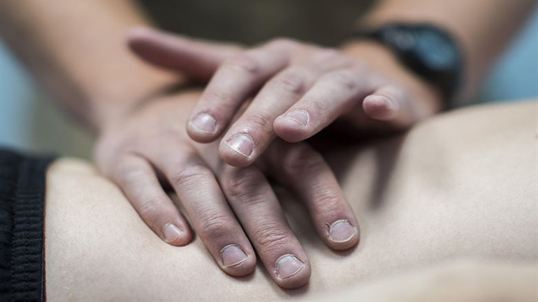 Ένας στους δύο με πρόβλημα στον αυχένα, όταν δουλεύει στο γραφείο πάνω από 4 ώρες χωρίς διάλειμμα