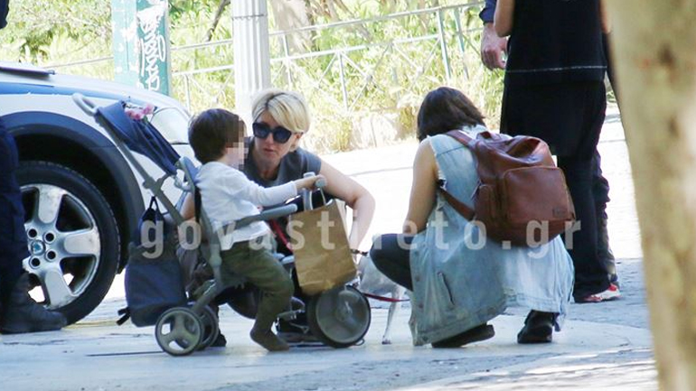 Σία Κοσιώνη: Βόλτα με τον γιο της στο κέντρο της Αθήνας