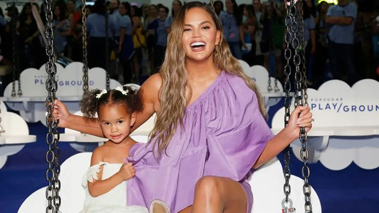 Η Chrissy Teigen αφαίρεσε τα επιθέματα στήθους – Το τρυφερό γράμμα που της έστειλε η κόρη της