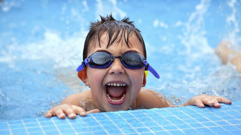 Τι δεν πρέπει να κάνετε όταν το παιδί σας μαθαίνει κολύμπι;