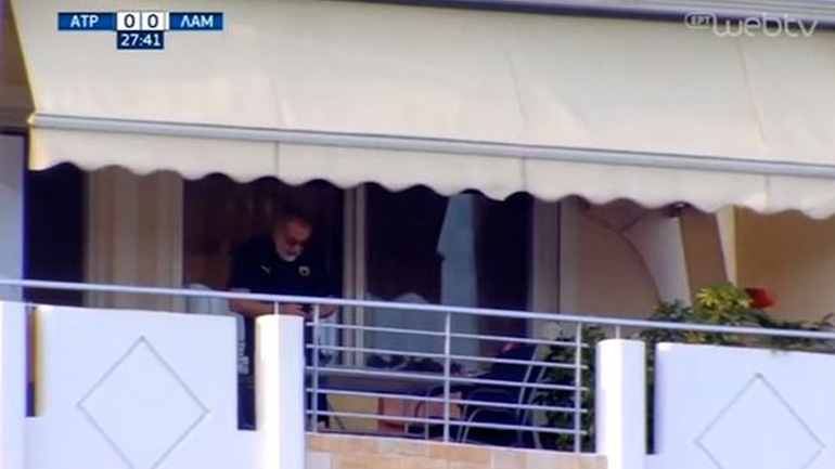 Ατρόμητος-Λαμία: Φίλαθλος της ΑΕΚ παρακολουθεί το ματς από το μπαλκόνι του