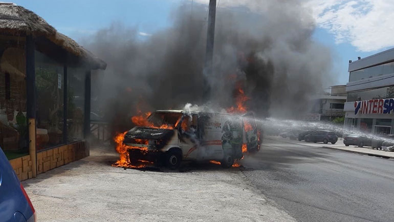 Βάρη: Αυτοκίνητο τυλίχτηκε στις φλόγες