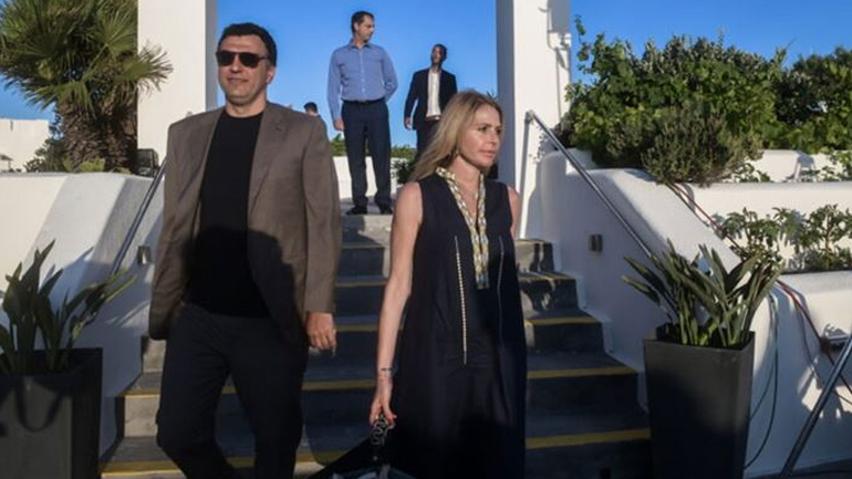 Τζένη Μπαλατσινού: Καλοκαιρινή εμφάνιση στο πλευρό του Βασίλη Κικίλια στη Σαντορίνη