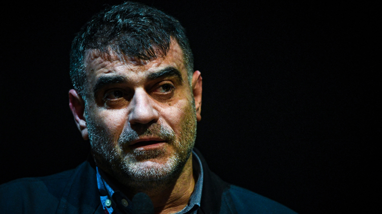 Κάνουν ήρωα τον Βαξεβάνη…