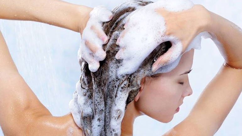 Reverse washing: To trick στο λούσιμο των μαλλιών που χαρίζει όγκο!