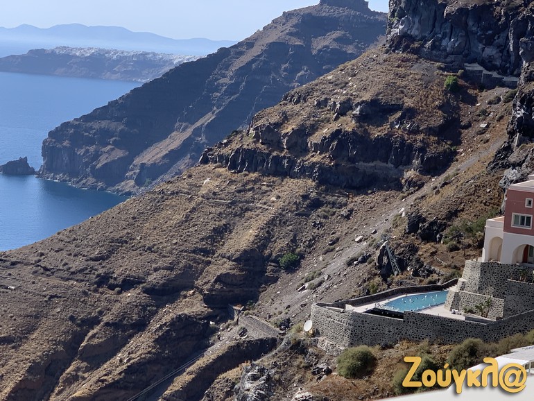 Τις άδεις από κόσμο πισίνες με θέα την Καλντέρα, πλέον τις απολαμβάνουν... άλλοι!