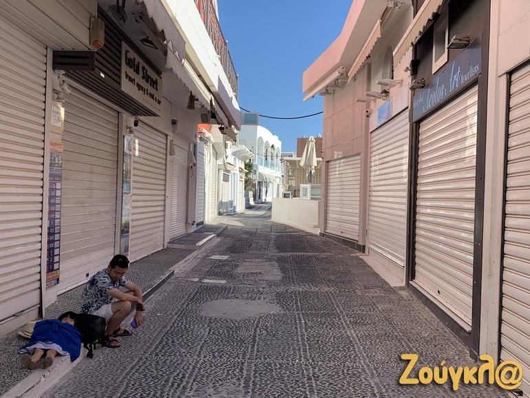 Χαρακτηριστική εικόνα με τους μοναδικούς τουρίστες που συναντήσαμε... Το κοριτσάκι κοιμάται στο καλντερίμι, μέρα-μεσημέρι!