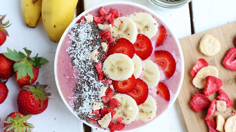 Smoothie bowl με μπανάνα και φράουλα για full ενέργεια