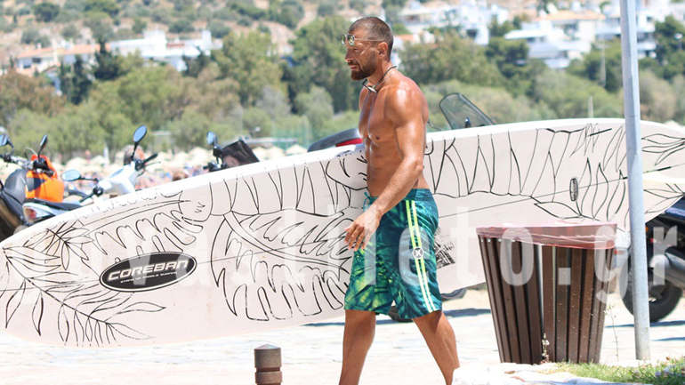 Νίκη Θωμοπούλου – Γιάννης Μαρακάκης: Οι πρώτες βουτιές με την κόρη τους στη Βουλιαγμένη!