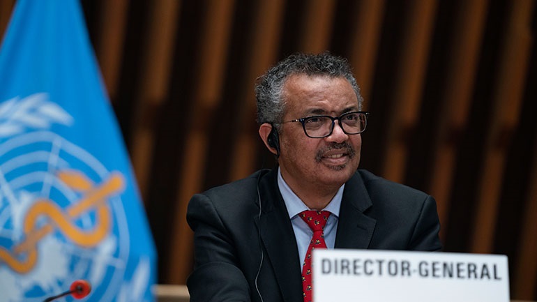 O γενικός διευθυντής του ΠΟΥ Τέντρος Αντανόμ Γκεμπρεγέσους προειδοποιεί τις χώρες να παραμείνουν προσεκτικές για το ενδεχόμενο επανεμφάνισης του κορωνοϊού