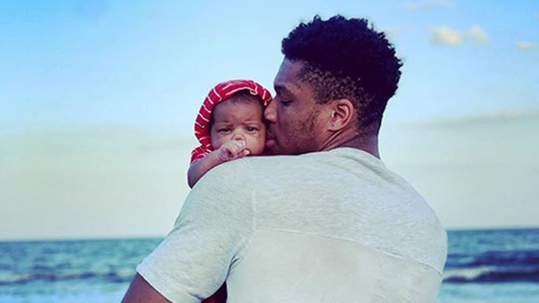 Ο Γιάννης Αντετοκούνμπο δημοσίευσε το πιο τρυφερό βίντεο με τον γιο του