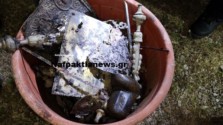 Υπό έλεγχο η φωτιά στην Ιερά Μονή Βαρνάκοβας