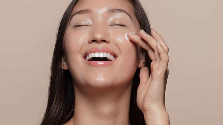 Σε ποια ηλικία πρέπει να εντάξουμε τη θαυματουργή ρετινόλη στην skincare routine μας;