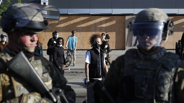 Δολοφονία Φλόιντ: Με βαρύ οπλισμό οι Αμερικανοί αστυνομικοί