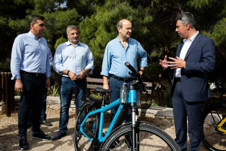 Ο Αντρέας Χαλμπές (δεξιά) μαζί με τους, υπουργό Περιβάλλοντος και Ενέργειας Κωστή Χατζηδάκη, Περιφερειάρχη Αττικής Γιώργο Πατούλη και Δήμαρχο Ελληνικού-Αργυρούπολης Γιάννη Κωνσταντάτο.