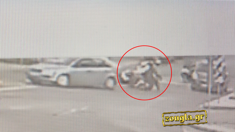 Αυτοκίνητο χτύπησε και εγκατέλειψε αναβάτες μοτοσικλέτας στο Γαλάτσι