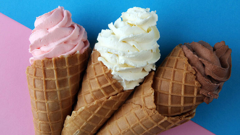 Ο κορωνοϊός δεν… πάγωσε τις πωλήσεις παγωτού – Περισσότερα ξυλάκια και κυπελλάκια στο σπίτι