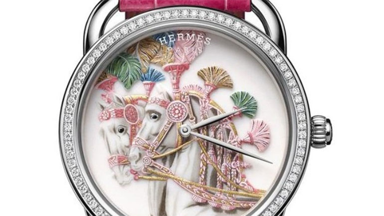 Ρολόι Hermès που μοιάζει με ζωγραφισμένη πορσελάνινη μινιατούρα