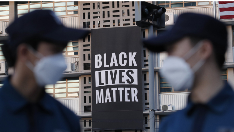 Αφαιρέθηκε το πανό «Black Lives Matter» από το κτήριο της αμερικανικής πρεσβείας στη Σεούλ