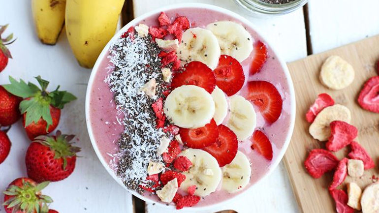 Smoothie bowl με μπανάνα και φράουλα για να ξεκινήσετε την ημέρα σας με full ενέργεια