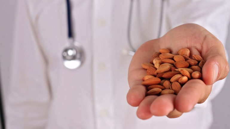 Οι «περιπέτειες» της αμυγδαλίνης και η συλλογική σιωπή για τους πραγματικούς κινδύνους του τσιγάρου