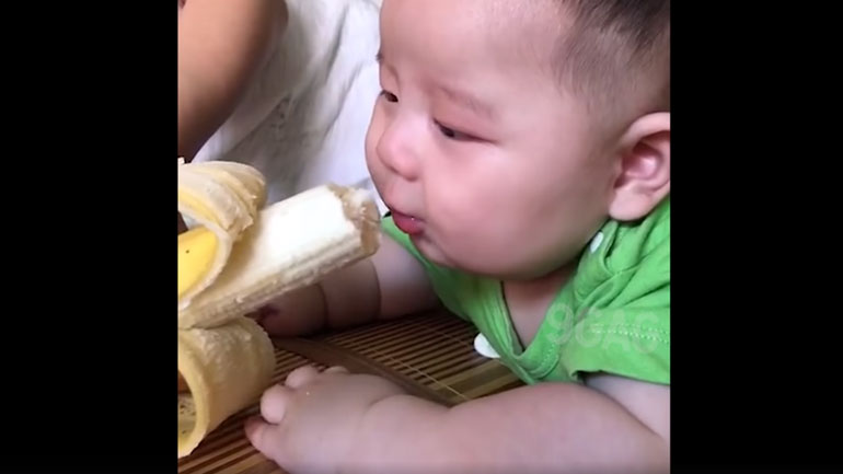 Ένας πιτσιρικάς που τρελαίνεται για μπανάνες