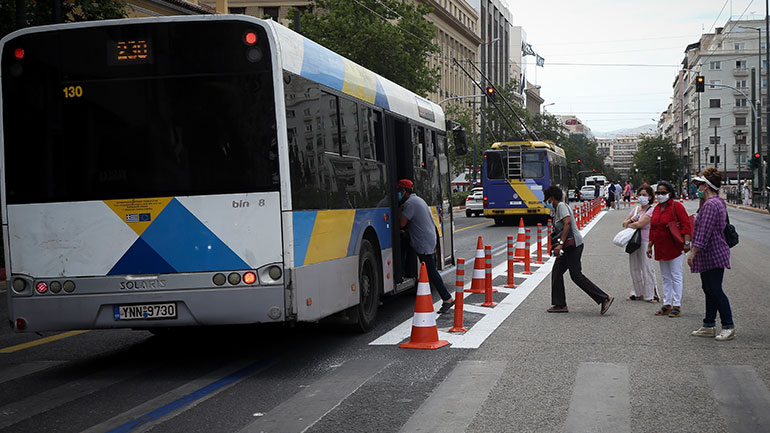 Λεωφορείο προσέκρουσε σε στάση στην οδό Φιλελλήνων