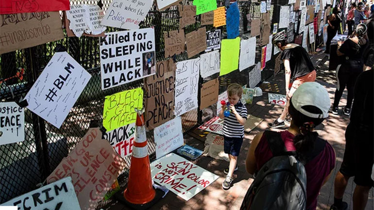 Με τέχνη διαμαρτυρίας καλύφθηκε ο φράχτης ασφαλείας του Λευκού Οίκου