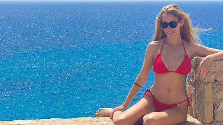 Η Δούκισσα Νομικού ποζάρει με την κόρη της στην παραλία