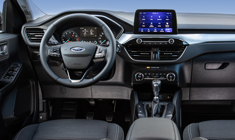 Μεγάλη οθόνη στο κέντρο της κονσόλας, νέο τιμόνι και προσεγμένο φινίρισμα