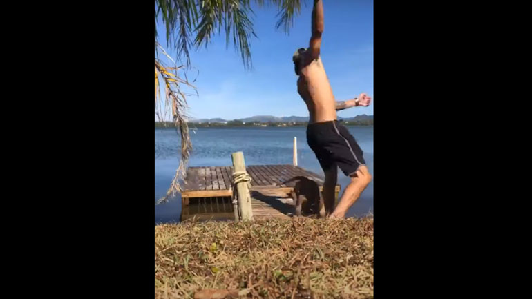 «Να σε βοηθήσω να κάνεις βουτιά;»