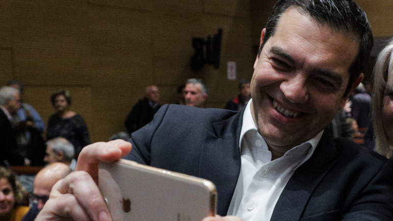 Έτρεχε στην Ολομέλεια με τη φωτογραφία του Τσίπρα