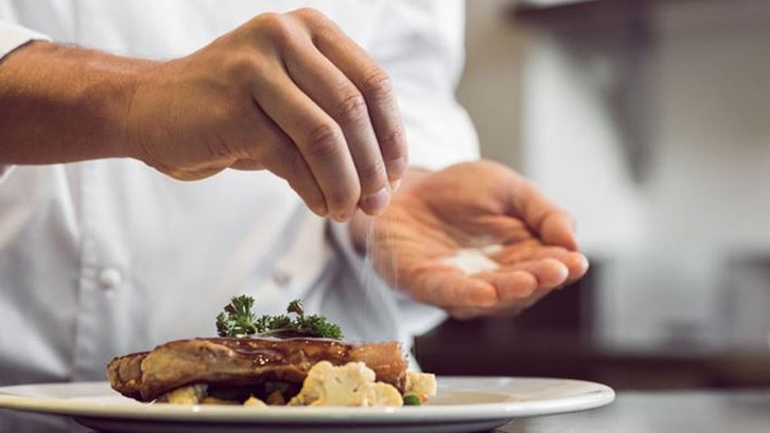 Εύκολοι τρόποι για να μειώσετε το αλάτι στο φαγητό