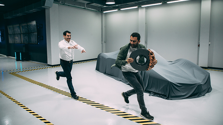 Τρέχουμε να... ξεφύγουμε από τον Σπύρο κρατώντας τη δαγκάνα μαγνησίου των φρένων βάρους μόλις 2.5 κιλών!