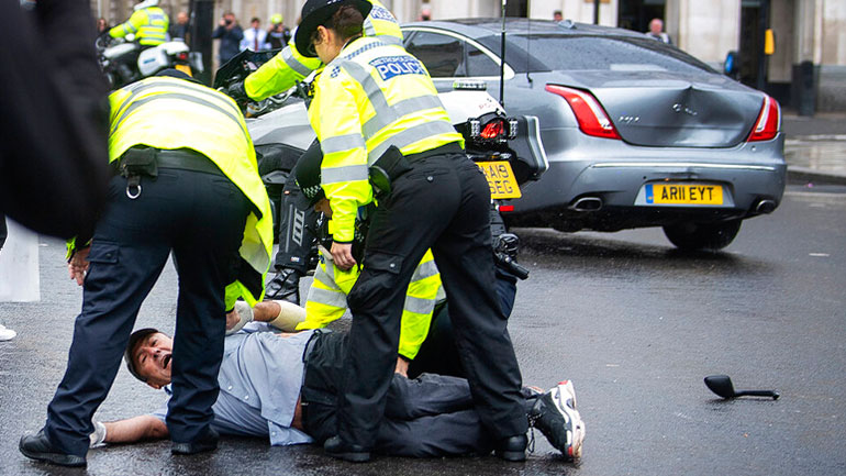 Διαδηλωτής «πετάχτηκε» μπροστά στη Jaguar του Μπόρις Τζόνσον προκαλώντας ατύχημα