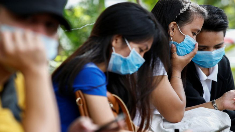 Μέχρι ένα μέτρο μπορεί να φθάσουν ορισμένα σταγονίδια ανθρώπου με μάσκα που βήχει