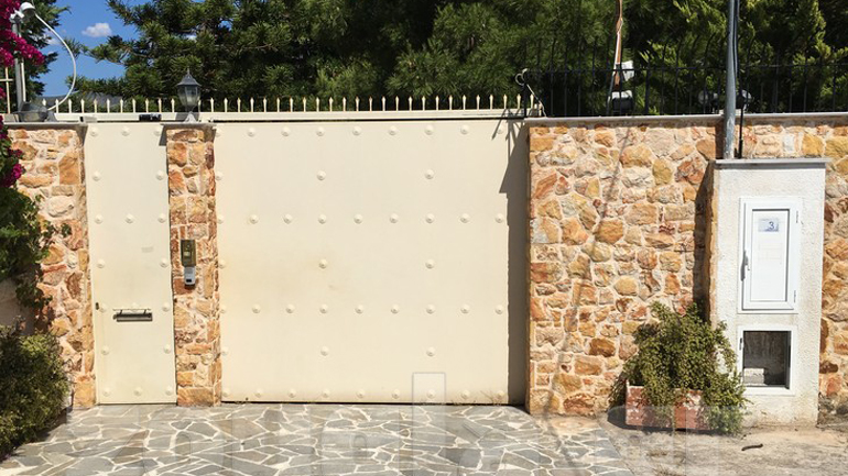 Εικόνες από το σπίτι του ψευτογιατρού στο Κορωπί