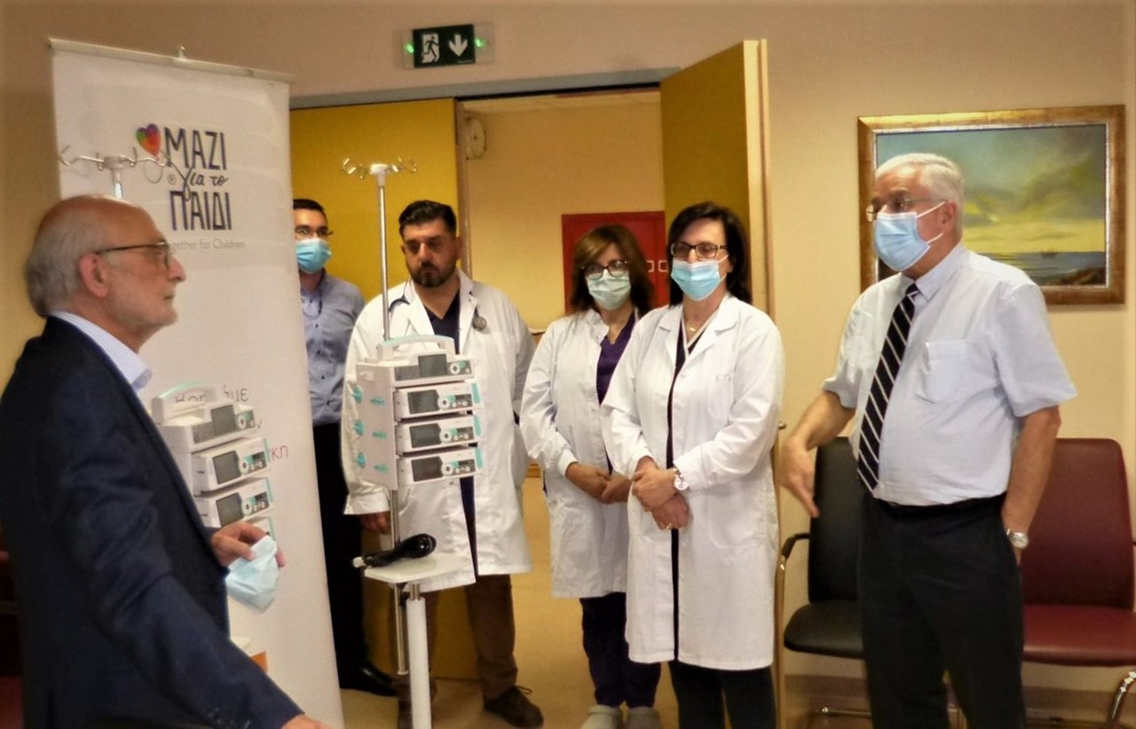 Ο Αντιπρόεδρος της Ένωσης "Μαζί για το Παιδί" Ιωάννης Παπαδάτος κατά την παράδοση με τον Διοικητή του ΑΧΕΠΑ Παναγιώτη Παντελιάδη, την Διευθύντρια της ΜΕΘ Ελένη Γκέκα και ομάδα γιατρών